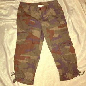 Camouflage capris, super cute detail!